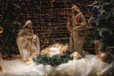 İsa, Meryem, Yusuf, koyun ve magi de dahil olmak üzere rakamları ile Noel yemlik sahne.