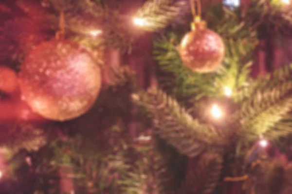 Wazig Kerstboom Met Speelgoed Guirlandes Verlichting Roze Schaduw — Stockfoto