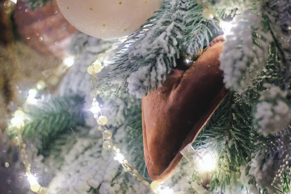 Primer Plano Los Juguetes Árbol Navidad Árbol Navidad Artificial Nieve — Foto de Stock