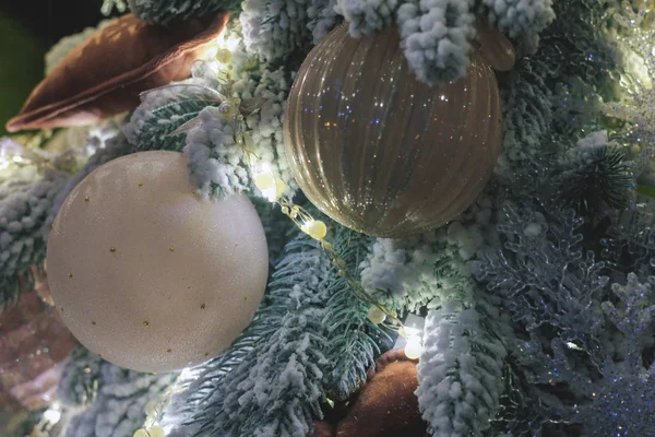 Primer Plano Los Juguetes Árbol Navidad Árbol Navidad Artificial Nieve — Foto de Stock