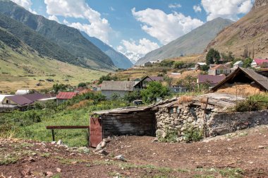 Caucasu dağın köyde görünümünü
