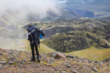 Etkin uzun yürüyüşe çıkan kimse manzarayı. Caucasus. Elbrus