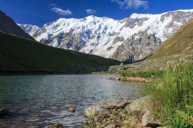 Dağ Gölü ve karlı zirveleri görünümünü. Ana Kafkas ridge. Highland beyaz rezerv.