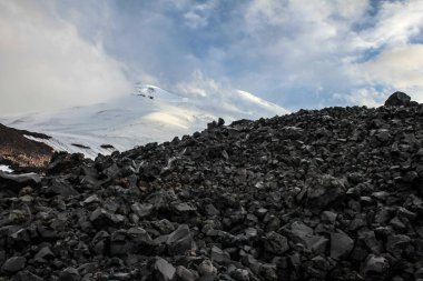 Ana kamp Elbrus kuzey yamacında. Europa'nın en yüksek noktası yükseliş