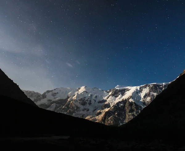 Cielo Notturno Con Stelle Cime Innevate Lago Montagna — Foto Stock
