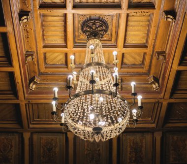 Avize asmak Odessa Filarmoni, giriş salonunda dekore edilmiştir. Süslü ahşap tavan arka plan üzerinde 116 silah ile tarihi büyük üç düzey pirinç avize. 16. yüzyıl sanat