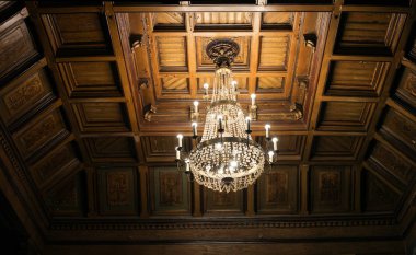 Avize asmak Odessa Filarmoni, giriş salonunda dekore edilmiştir. Süslü ahşap tavan arka plan üzerinde 116 silah ile tarihi büyük üç düzey pirinç avize. 16. yüzyıl sanat