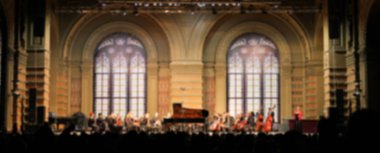 Arka plan bulanık. Odessa Filarmoni Konser salonu bir Senfoni Orkestrası performansını.