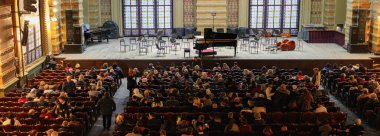 Odesa / Ukrayna - 22 Kasım 2018: Odessa Filarmoni Konser salonu bir Senfoni Orkestrası performansını.