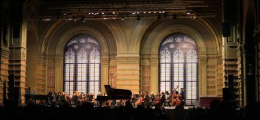 Odesa / Ukrayna - 22 Kasım 2018: Odessa Filarmoni Konser salonu bir Senfoni Orkestrası performansını.