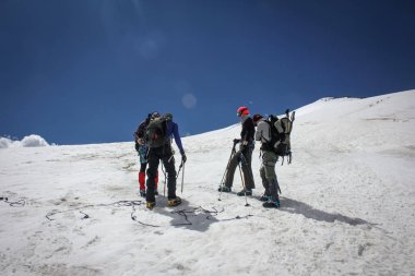 Kılavuzu eğitim buzulun üzerinde Elbrus tepesine tırmanma önce yürütmektedir. Ticari tırmanma