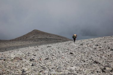 Yalnız porter Kafkasya'da dağlardan iniş üzerinde