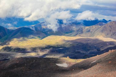 Dağ Vadisi Elbrus temel kampından görünümünü. Alçak bulutlar ve yağmur sonra akşam ışığı.