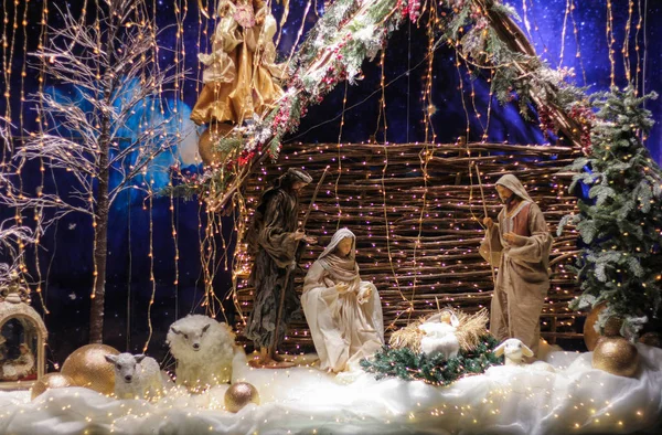 İsa, Meryem, Yusuf, koyun ve magi de dahil olmak üzere rakamları ile Noel yemlik sahne.