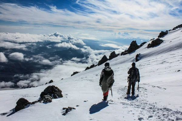 Dois Alpinistas Com Mochilas Descendo Montanha Uma Altitude 5000 Metros — Fotografia de Stock