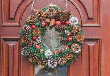 Eski ahşap bir kapıda Noel çelengi