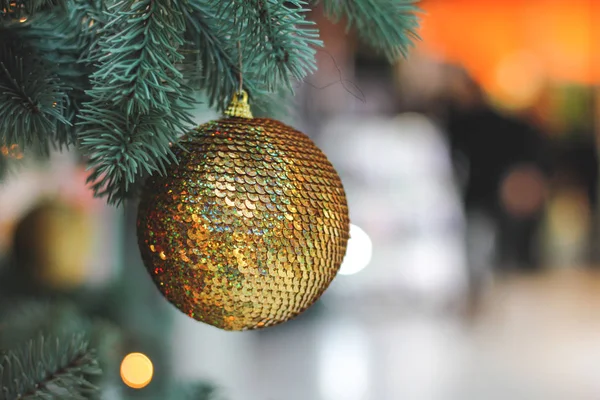 Vista Cerca Bola Navidad Roja Dorada Árbol — Foto de Stock