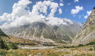 Alp kampı bezengi. Caucasus. Dağlara tırmanmak için eğitim dağcılar tabanı. Açık eğlence kavramı