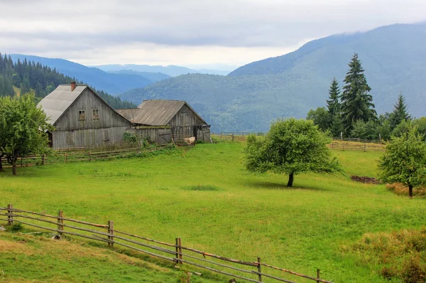 Old Vintage Wooden Traditional House Mountains Carpathian Summer Rural Landscape — Stock Photo, Image