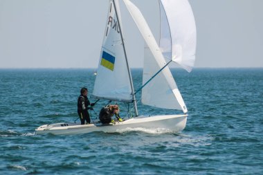 Odesa / Ukrayna - 22 Mayıs 2018: yelken Yarışması - regatta, Odessa Ukrayna'da düzenlenen katılan kadın takımı. Sb20 - Olimpiyat sınıfta siyah Se
