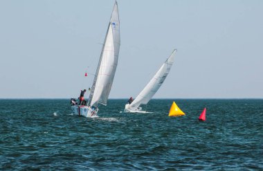 Odesa / Ukrayna - 22 Mayıs 2018: takım yelken Yarışması - regatta, Odessa Ukrayna'da düzenlenen katılan sporcular. Sb20 - Olimpiyat Karadeniz sınıfta