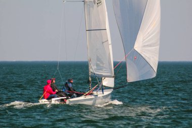 Odesa / Ukrayna - 22 Mayıs 2018: takım yelken Yarışması - regatta, Odessa Ukrayna'da düzenlenen katılan sporcular. Sb20 - Olimpiyat Karadeniz sınıfta