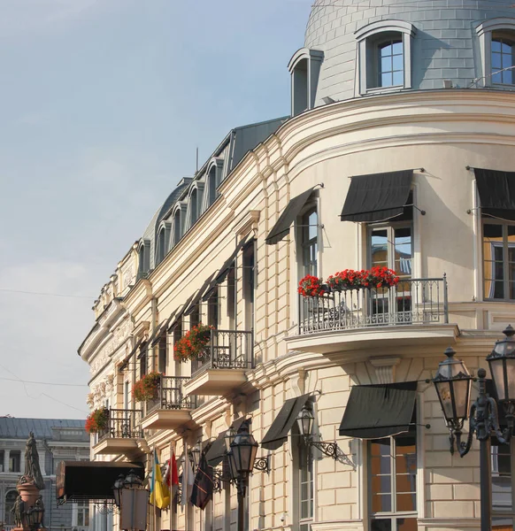 Традиційних Європейських Житловий Будинок Balconys Барвистими Квітами Вазони Паркові — стокове фото