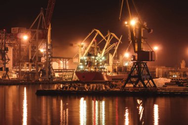 Liman tahıl yükleme. Gece panoramik liman, vinçler ve diğer bağlantı noktası altyapı.