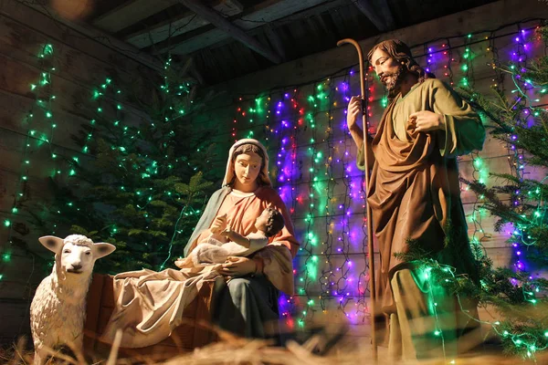İsa, Meryem, Yusuf, koyun ve magi de dahil olmak üzere rakamları ile Noel yemlik sahne. Yumuşak odak
