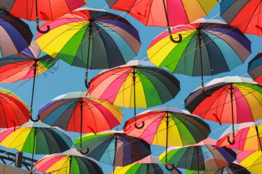 Gökyüzüne karşı renkli şemsiyeler