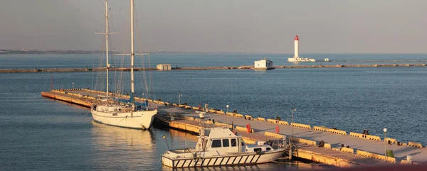 Jachty Molo Tle Latarni Panorama Przystań Zachodzie Słońca — Zdjęcie stockowe