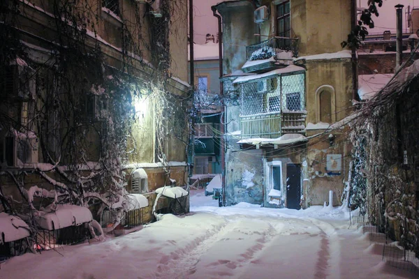 Bir kış gecesi tarihi Avrupa avluda. Odessa eski kesiminde