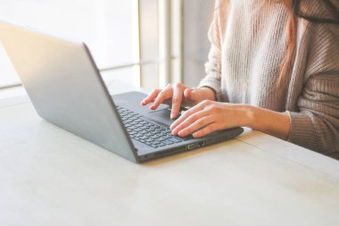 Evde çalışan kadın veya office klavye laptop eller. Uzak iş serbest. Yakın çekim.