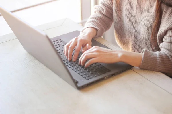 Evde çalışan kadın veya office klavye laptop eller. Uzak iş serbest. Yakın çekim.