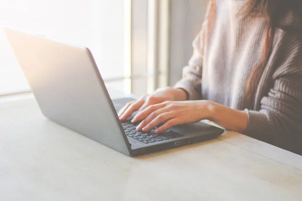 Evde çalışan kadın veya office klavye laptop eller. Uzak iş serbest. Yakın çekim.