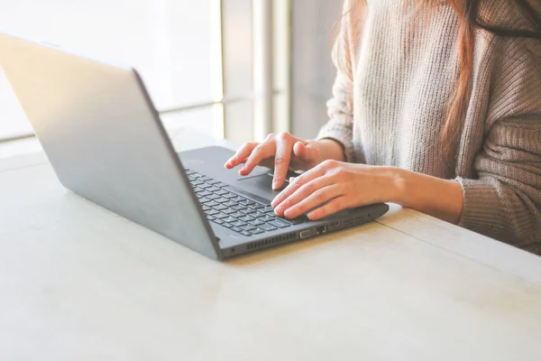 Evde çalışan kadın veya office klavye laptop eller. Uzak iş serbest. Yakın çekim.