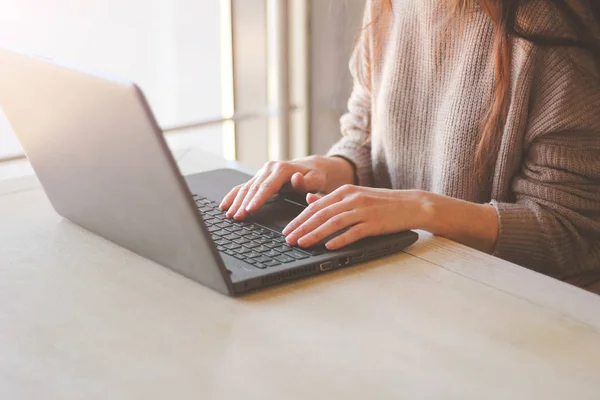 Evde çalışan kadın veya office klavye laptop eller. Uzak iş serbest. Yakın çekim.