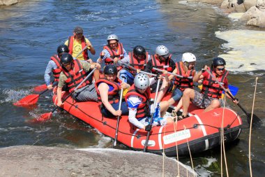 Migiya / Ukrayna - 22 Temmuz 2018: Grup erkekler ve kadınlar, su aktivitesi Nehri'nde rafting tadını çıkarın. Pivdennyi Buh nehirde rafting. Boş zaman aktiviteleri rafting üzerinde arkadaşlarınızla