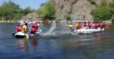 Migiya / Ukrayna - 22 Temmuz 2018: Grup erkekler ve kadınlar, su aktivitesi Nehri'nde rafting tadını çıkarın. Pivdennyi Buh nehirde rafting. Boş zaman aktiviteleri rafting üzerinde arkadaşlarınızla