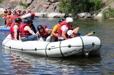 Migiya / Ukrayna - 22 Temmuz 2018: Grup erkekler ve kadınlar, su aktivitesi Nehri'nde rafting tadını çıkarın. Pivdennyi Buh nehirde rafting. Boş zaman aktiviteleri rafting üzerinde arkadaşlarınızla