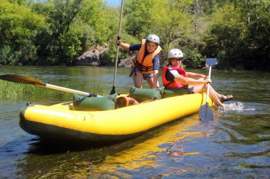 Migiya / Ukrayna - 24 Ağustos 2018: genç bir çift beyaz su Nehri üzerinde turistik, aşırı ve eğlenceli spor kayak keyfini çıkarın. Pivdennyi Buh nehirde rafting