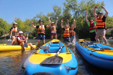 Migiya / Ukrayna - 22 Temmuz 2018: genç grup insanlar belirli donanımları giyen raftinge gitmek hazır. Boş zaman aktiviteleri rafting üzerinde arkadaşlarınızla. 