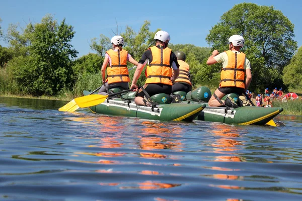 Grupa Mężczyzn Kobiet Cieszyć Się Wody Rafting Działalności Rzeki Spływy — Zdjęcie stockowe