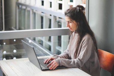 Café'de çalışan kadın laptop klavye eller. Uzak iş serbest. Yakın çekim.