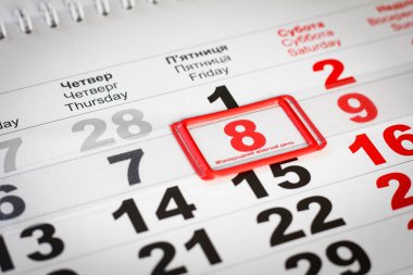 8 Mart'ta kırmızı işareti ile takvim. Konsept: Dünya Kadınlar günü.