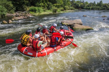 Grup etkinliği rafting Güney Bug Nehri Ukrayna su zevk maceraperest. Nehir onun doğal doğa görünümü için popüler.