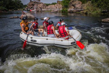 Mygiya / Ukrayna - 22 Temmuz 2018: Grup etkinliği rafting Güney Bug Nehri Ukrayna su zevk maceraperest. Nehir onun doğal doğa görünümü için popüler.