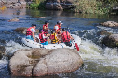 Mygiya / Ukrayna - 22 Temmuz 2018: Grup etkinliği rafting Güney Bug Nehri Ukrayna su zevk maceraperest. Nehir onun doğal doğa görünümü için popüler.