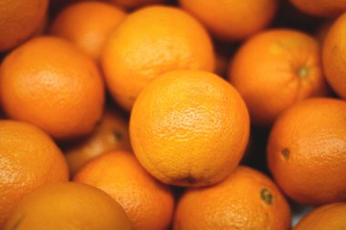  Taze portakal doku. Demet taze portakal piyasasında, yığın portakal. Arka plan için taze portakal yığını. Turuncu meyve arka plan