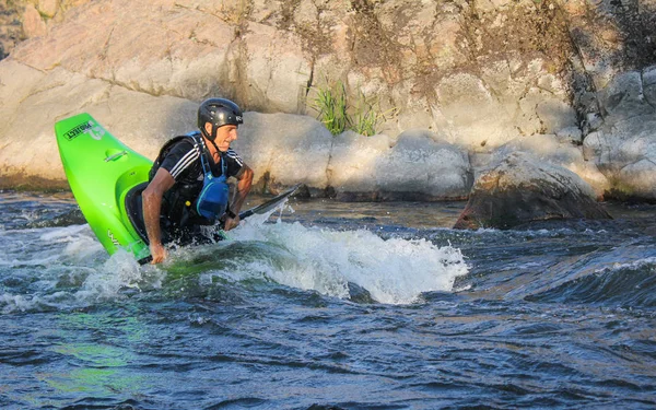 Mygiya Ucrania Julio 2018 Hombre Adulto Remando Kayak Río Estilo —  Fotos de Stock